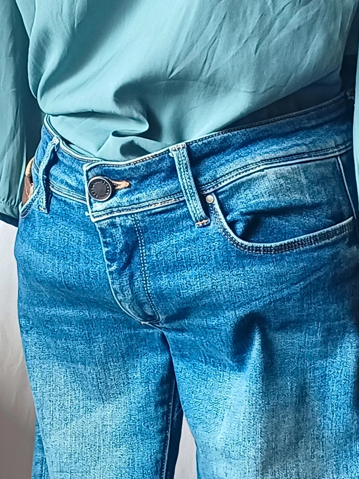 Jean salsa azul com detalhe de couro push up wonder tamanho US 29 – photo 4